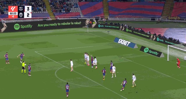 1714426775801059920.gif 4-2莱万.gif